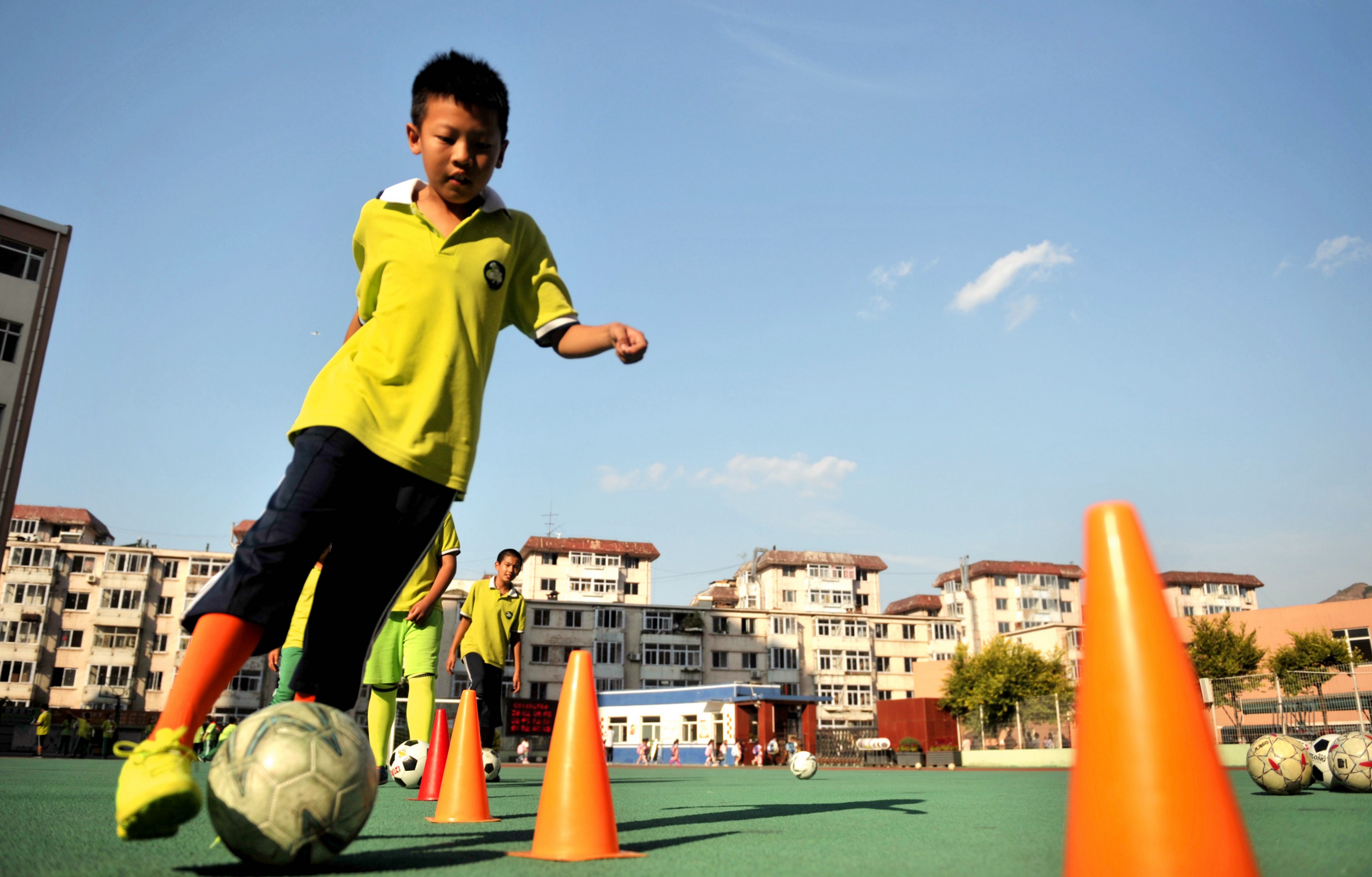 9月5日,在承德市双桥区东园林小学,学生在练习带球.