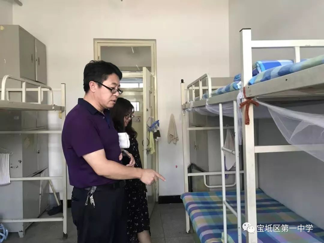 高二年级a部班主任在级部主任程学军的带领下,深入学生宿舍和教室