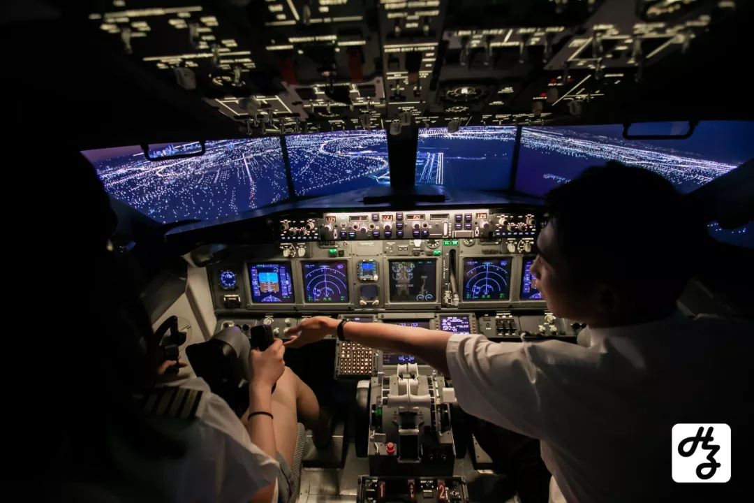 系统飞行训练使用的是波音授权的一起进入驾驶舱开始今天的飞行任务吧