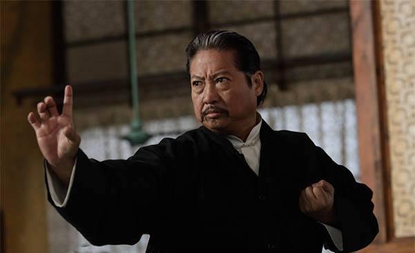 虽然说近几年洪金宝已经没有任何作品了,但是他在娱乐圈中的地位是不