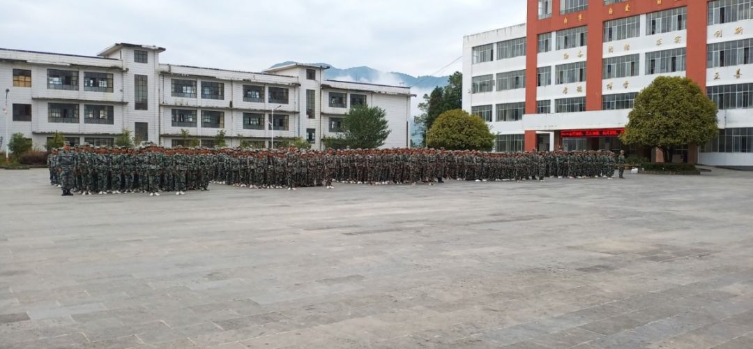 用汗水铸就梦想记明光中学2019年新生国防教育暨消防安全教育