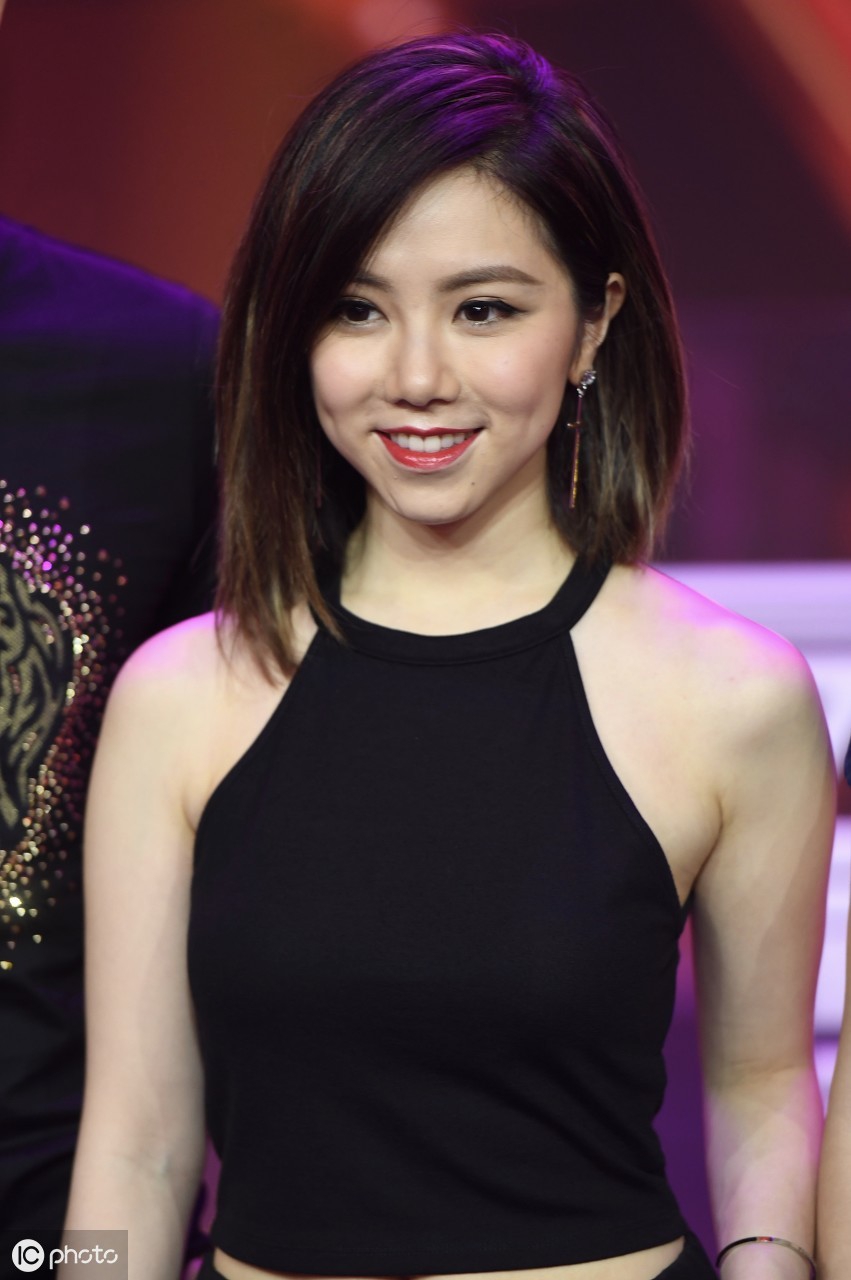 舞台张力非常赞的邓紫棋,图4的"烟熏妆"拖后腿