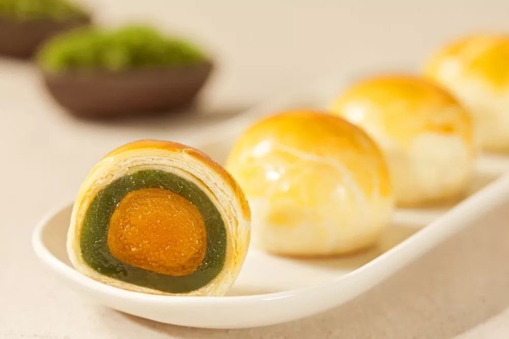 知味观蛋黄酥选用新西兰天然奶油手工制作