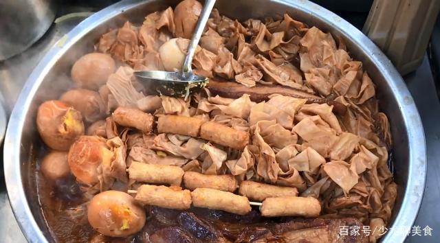 80后大妈街边卖小吃,一天能卖2000份,10元一份生意火爆