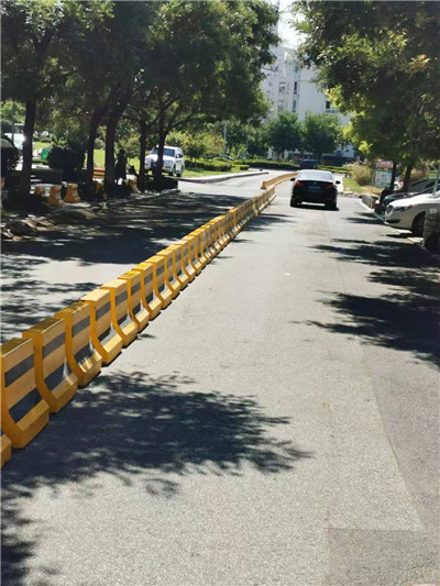 春光山色社区居委会为小区安装隔离墩 保障安全缓解拥堵