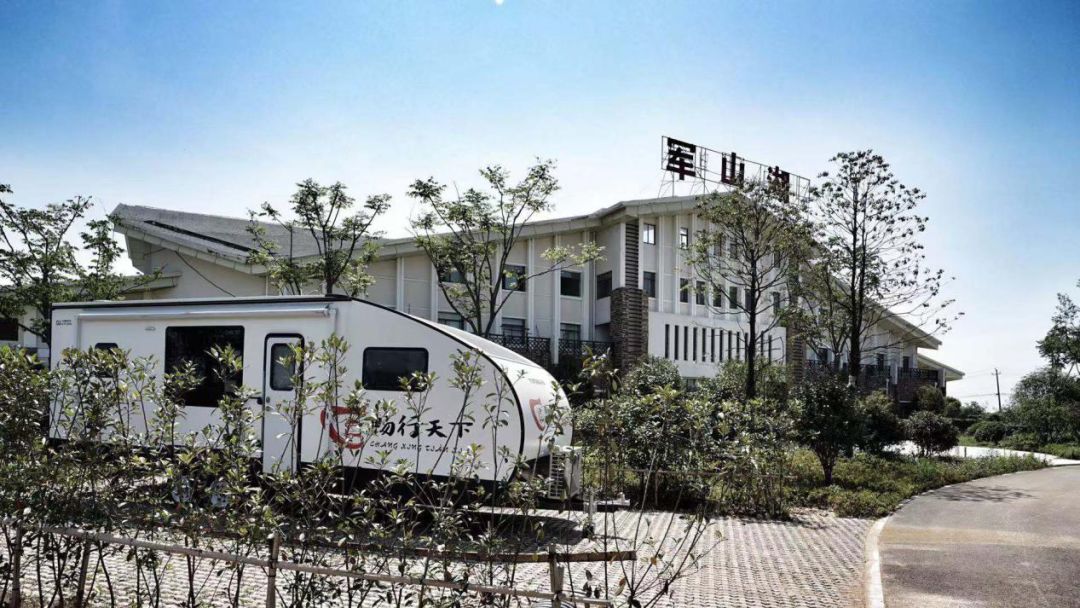 华康公司设计的江西军山湖月亮湖服务区自驾车旅居车营地建成并向公众