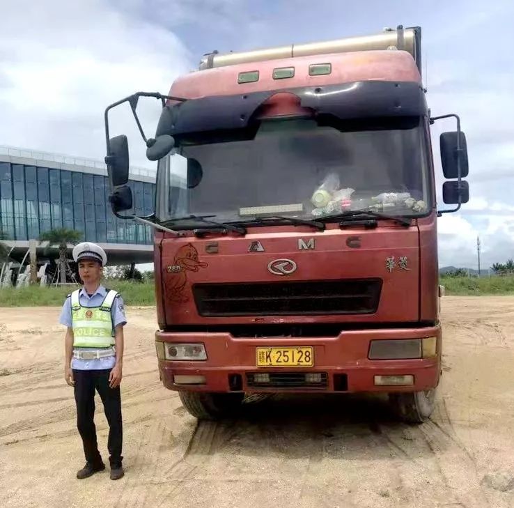 崖州交警快速处置5辆重型货车违法行为