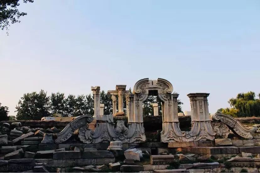 圆明园又称圆明三园,是清代大型皇家园林,它坐落在北京西北郊,与