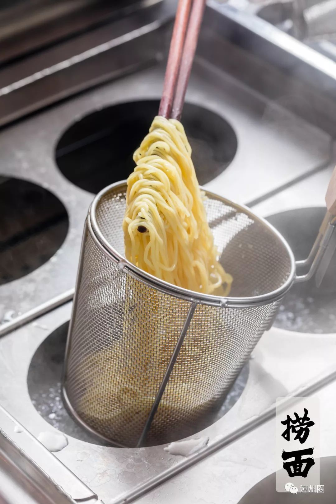 煮面也不含糊,把面放在面篓中,水开后煮面,同时开始计时.