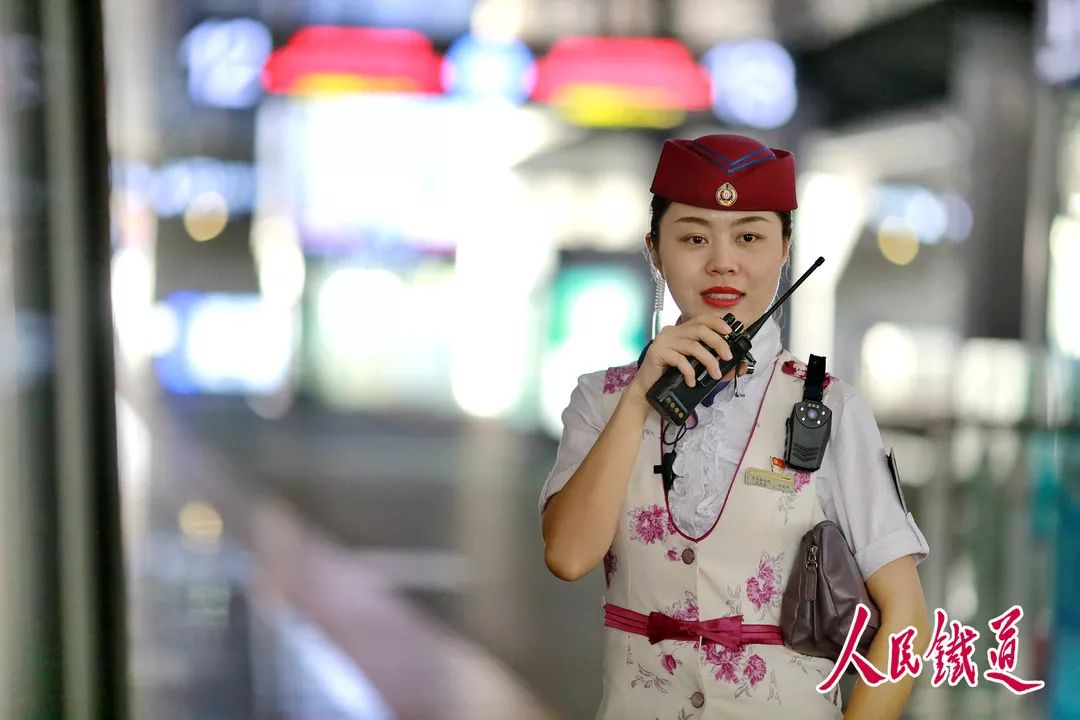 85后美女高铁列车长:8节车厢走出2.5万步