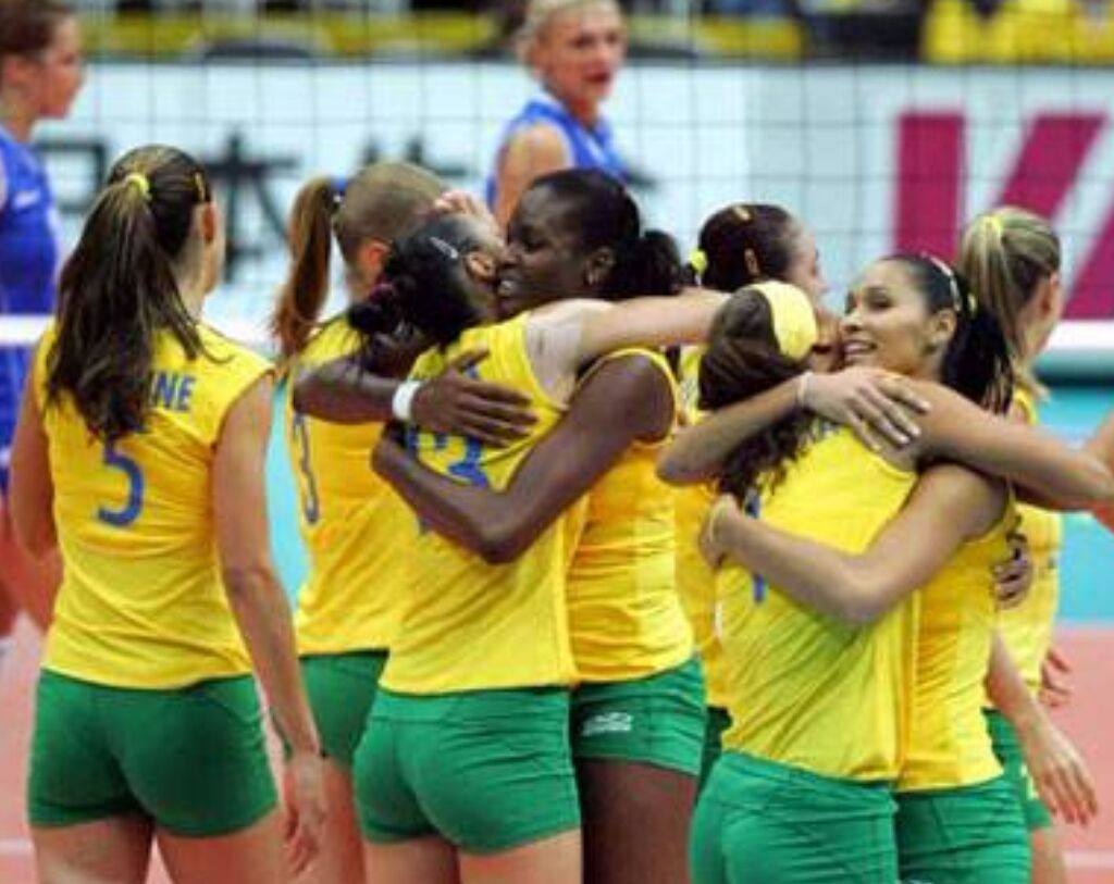 首先来看巴西女排征战世界杯14人名单:主攻(4)-加比,德鲁西拉,阿曼达