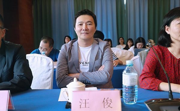 《小欢喜》导演汪俊浙江卫视总编室主任张晓晖认为,《小欢喜》延续了