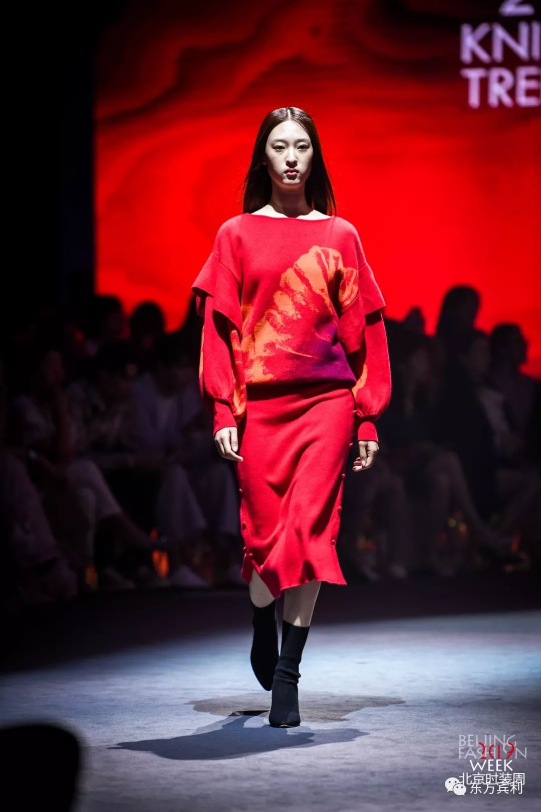 漫天飞雪全息纱幔这场国民品牌大秀轰动京城