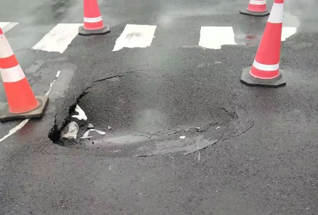 瓜沥一主干道路面有局部塌陷,大家过往注意安全.
