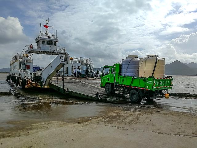 清晨的花岙岛轮渡南来北往的客人一股浓浓的生活气息扑面而来