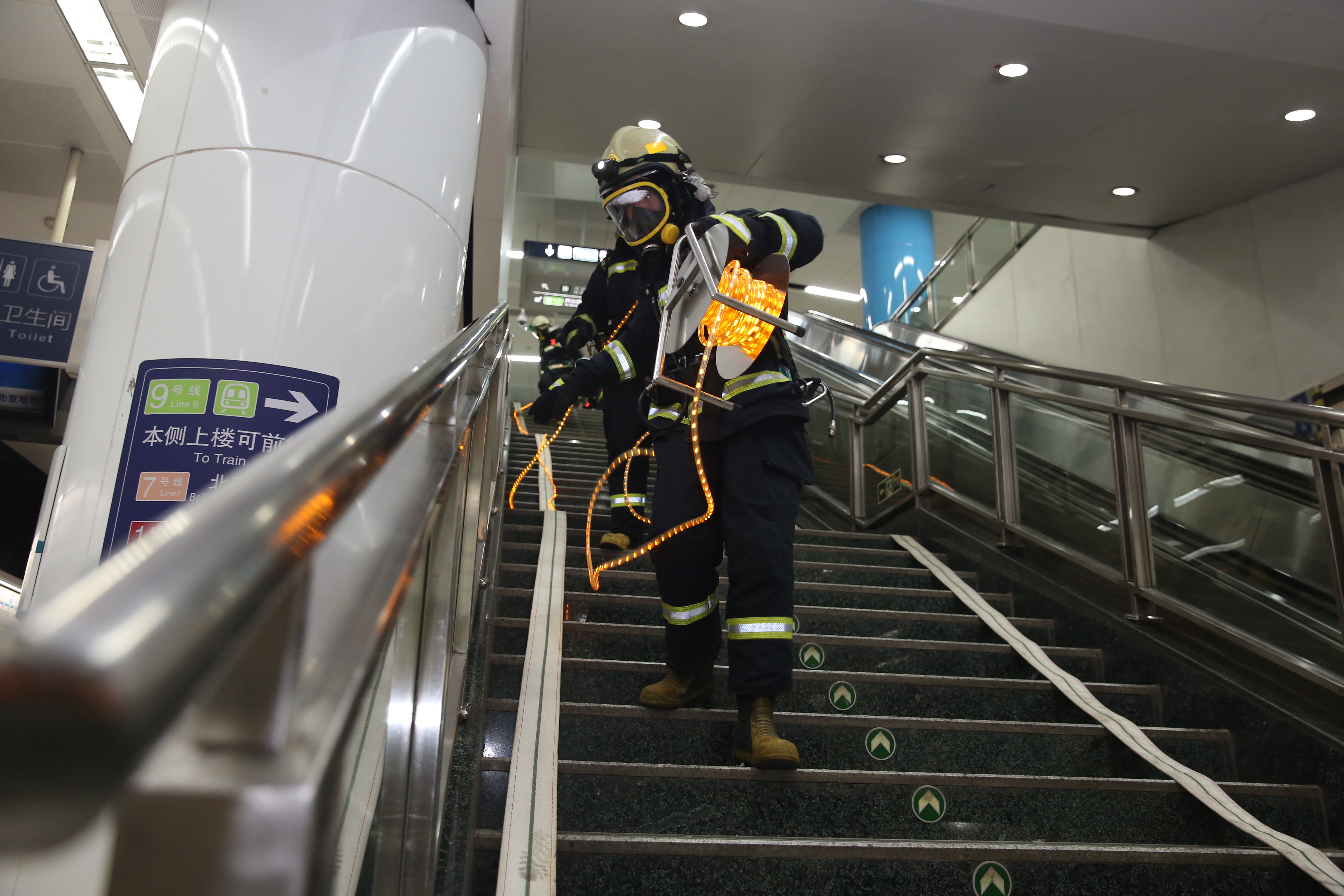 丰台消防组织开展地铁灭火救援综合实战演练