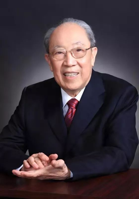 当时,我国肝脏外科尚属空白,师从"中国外科之父"裘法祖教授的年轻军医