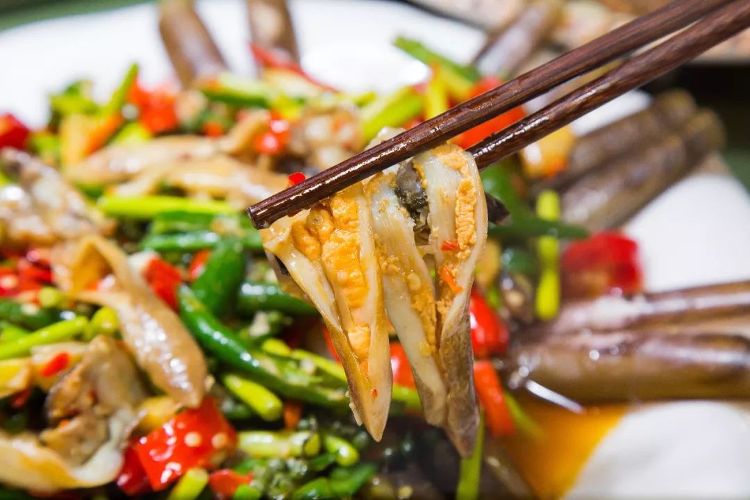 川味海鲜当然少不了.而野山椒蛏子皇,就是必点!