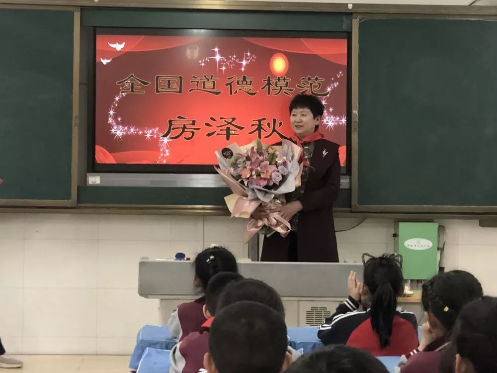 传承红色基因争创英雄中队山大附中凤凰路学校房泽秋中队争创活动纪实