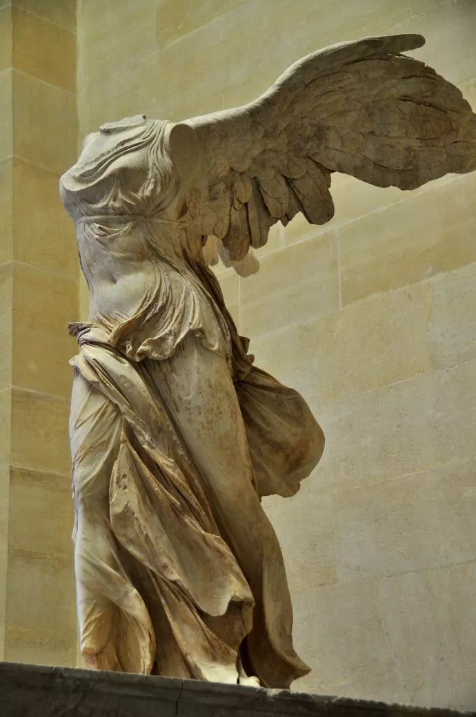 就是希腊语胜利女神的英文写法,耐克标志正是来源于胜利女神的翅膀