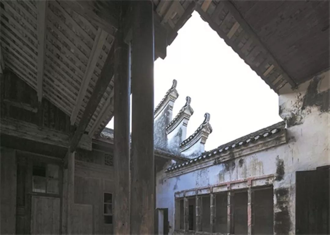 我最喜欢的马头墙,亦称"叠落山墙",伫立在屋面两边之上,随屋顶的斜坡