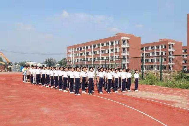 阜阳阜南朱寨镇中心学校2019新生军训开营仪式磨练中提升自我