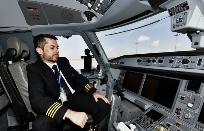 看到机长工资单,网友:这不是我眼花吧_工作