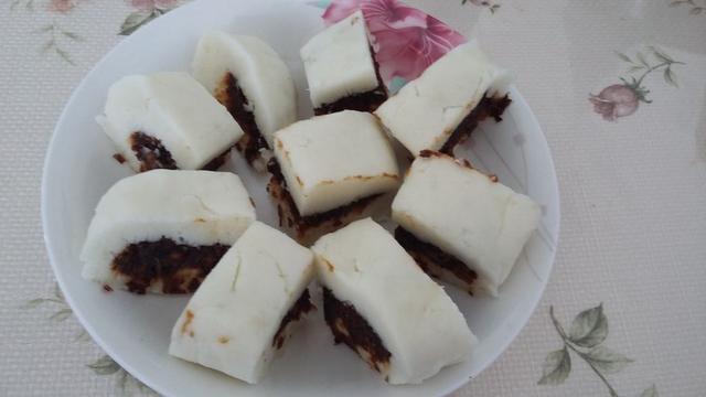 然后按顺序加入山药泥,枣泥,山药泥,稍微蒸一下,用刀切成一块块就好!