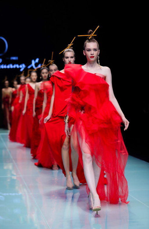 北京“土著”花臂Hanson亮相国际时装周，下一个时尚造型圈的姚明？