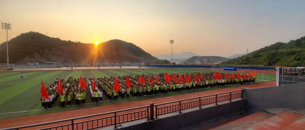 走出困惑奋斗的你最可爱爱育心智公益讲座走进贵州凯里实验中学