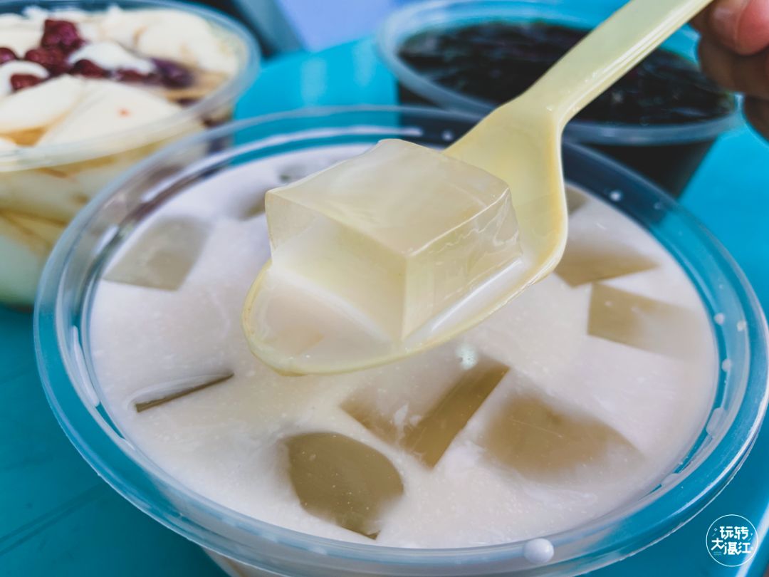 冰冰凉凉的白凉粉,在椰汁中好像一块块没有融掉的冰块.