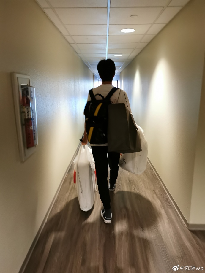 张艺谋老婆罕见晒全家福,一家五口幸福感爆棚