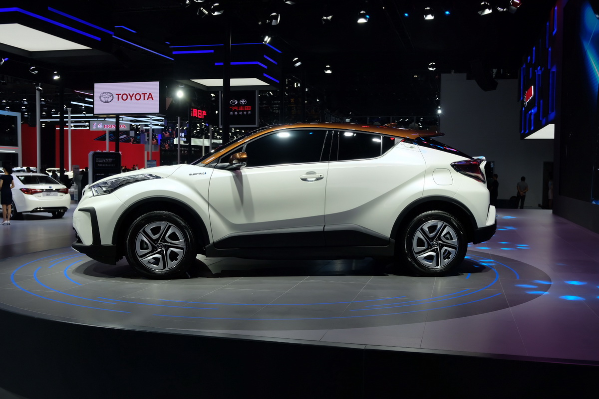 1/ 6 一汽丰田奕泽ev亮相2019成都车展,新车由汽油版本演化而来,除了