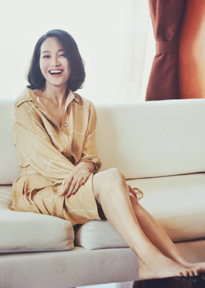 朱丹低调走机场,一身宽松果绿色清新减龄,素颜出镜真随性