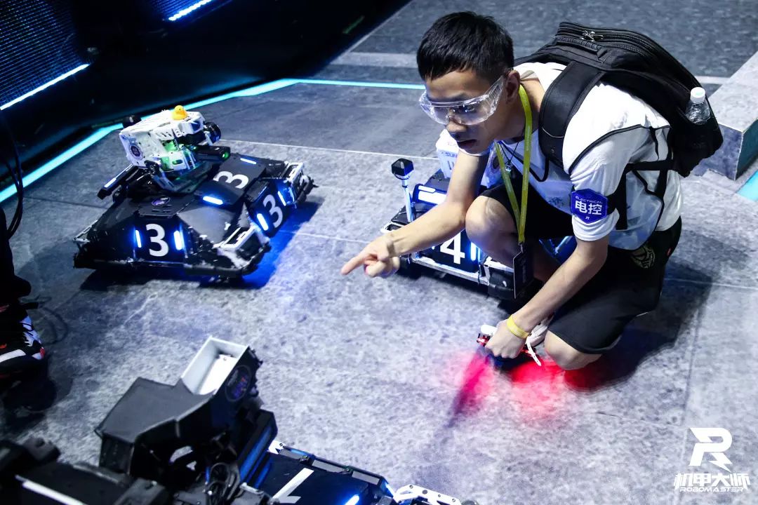 深大队员在robomaster赛场上robomaster机甲大师赛robomaster赛场舞美
