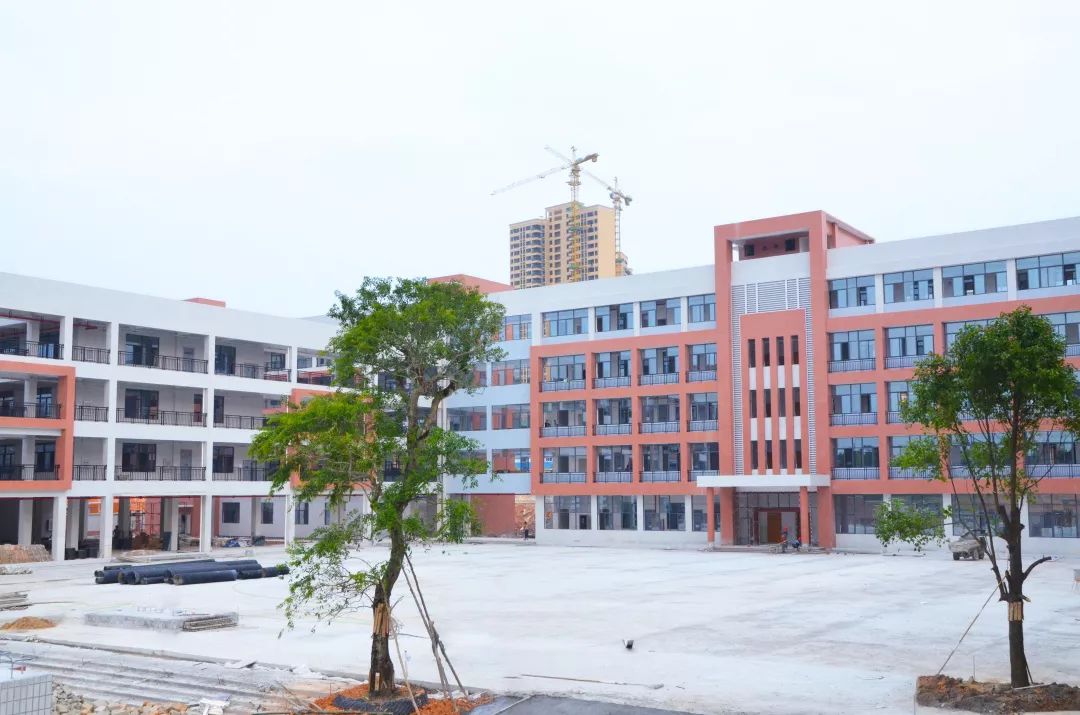 为庆祝西枝江中学开学志愿者们在校门口为同学谋福利