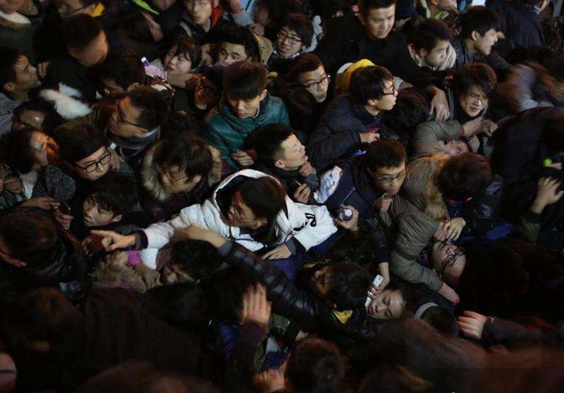 四川超市发生踩踏 商场降价促销如何避免踩踏事故发生_人群