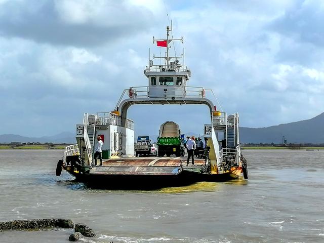 清晨的花岙岛轮渡南来北往的客人一股浓浓的生活气息扑面而来