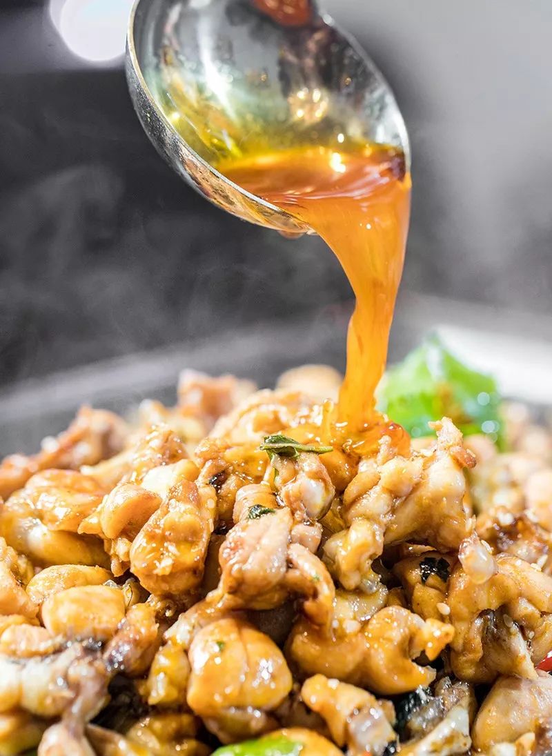 酱爆蛙 摇摇蛙 金针菇 木耳 土豆._牛蛙