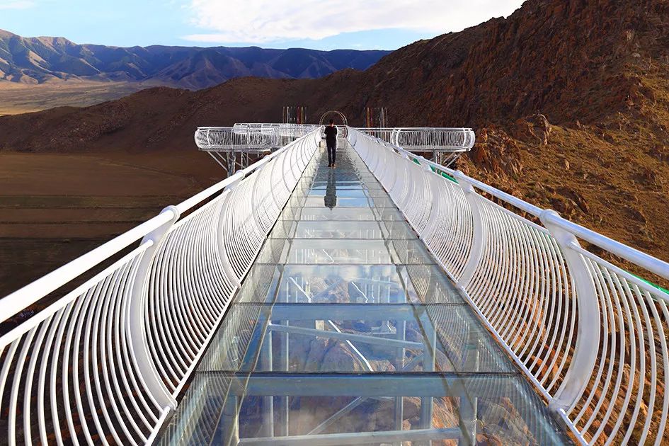 150米长的玻璃走廊,180米的玻璃滑道和七彩滑草可以让游客体验惊险