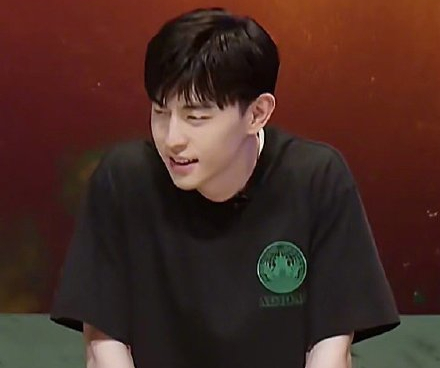 原创我要打篮球:邓伦全程眯着眼睛看比赛,近视的人太难了!