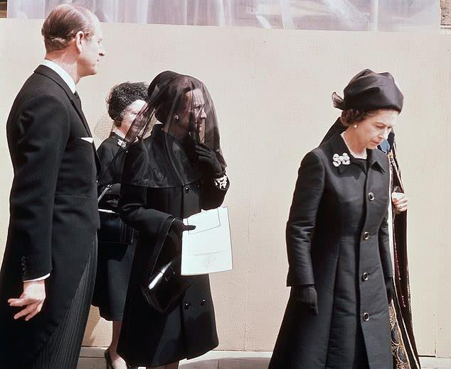 第一时间去医院,她更在意的是,寻找一件合适的时髦的出席葬礼的黑衣服