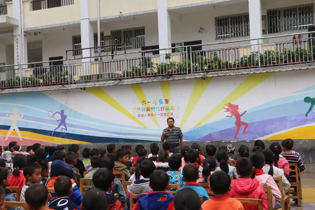 3日,县政协活动组到白泥塘小学开展"送法进校园"活动,为学生上了一堂