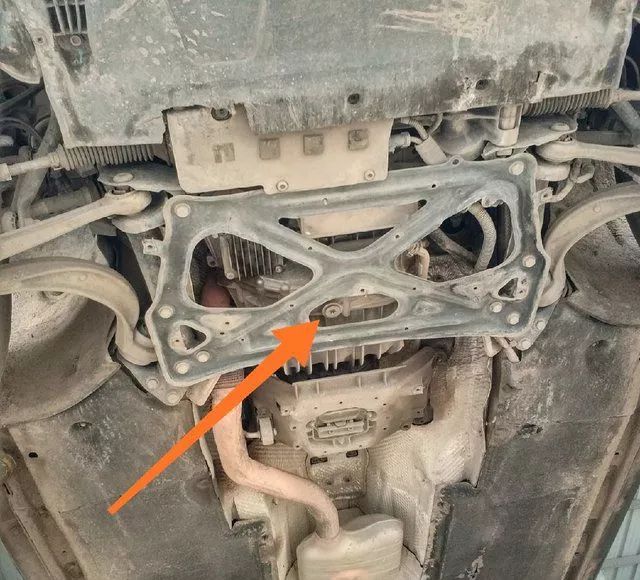 奥迪换变速箱油车主放油孔和加油孔咋都是一个孔