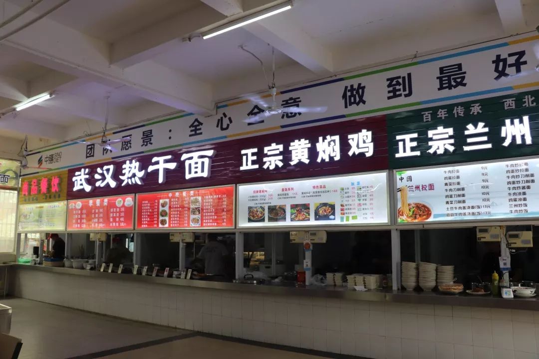 第七食堂商业街在食堂和宿舍旁,坐落着一条属于旅院的商业街.