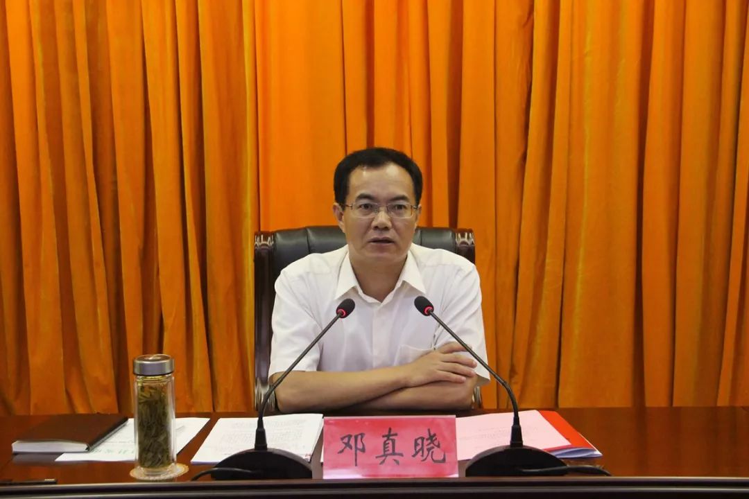 随后,市委常委,县委书记邓真晓同志发表了重要讲话,对过去一年我县