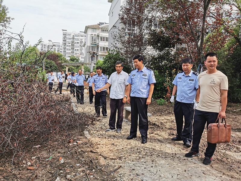 8月30日上午,兴化市公安局政委李从德来到景范社区"四上一巡".