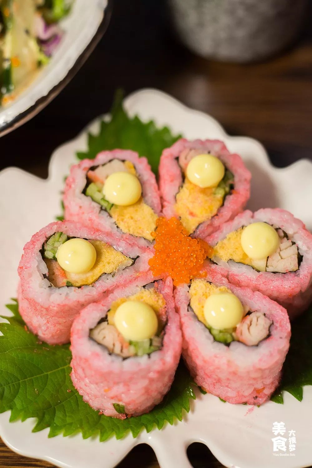 馅料六枚精致寿司染上诱人粉色团成花型浪漫樱花卷 鱼籽沙拉午餐menu