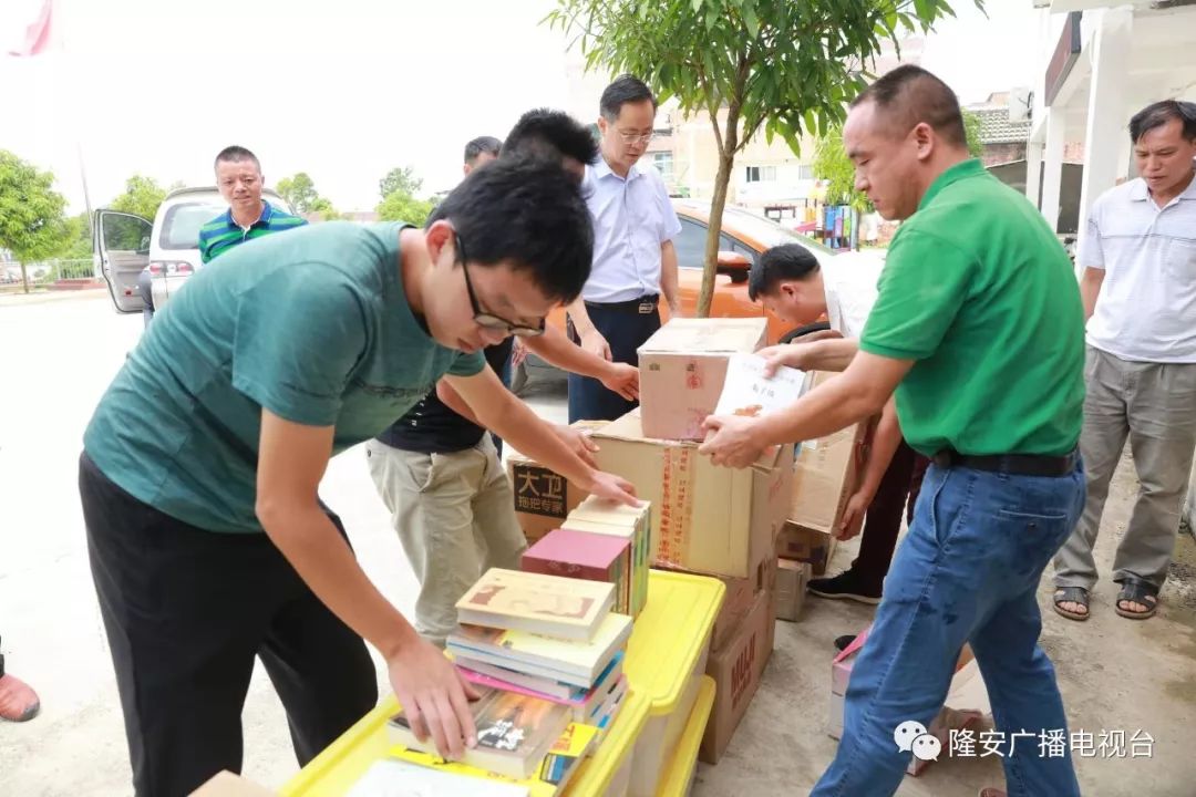 爱心企业到雁江镇东义村开展捐赠图书活动_隆安县