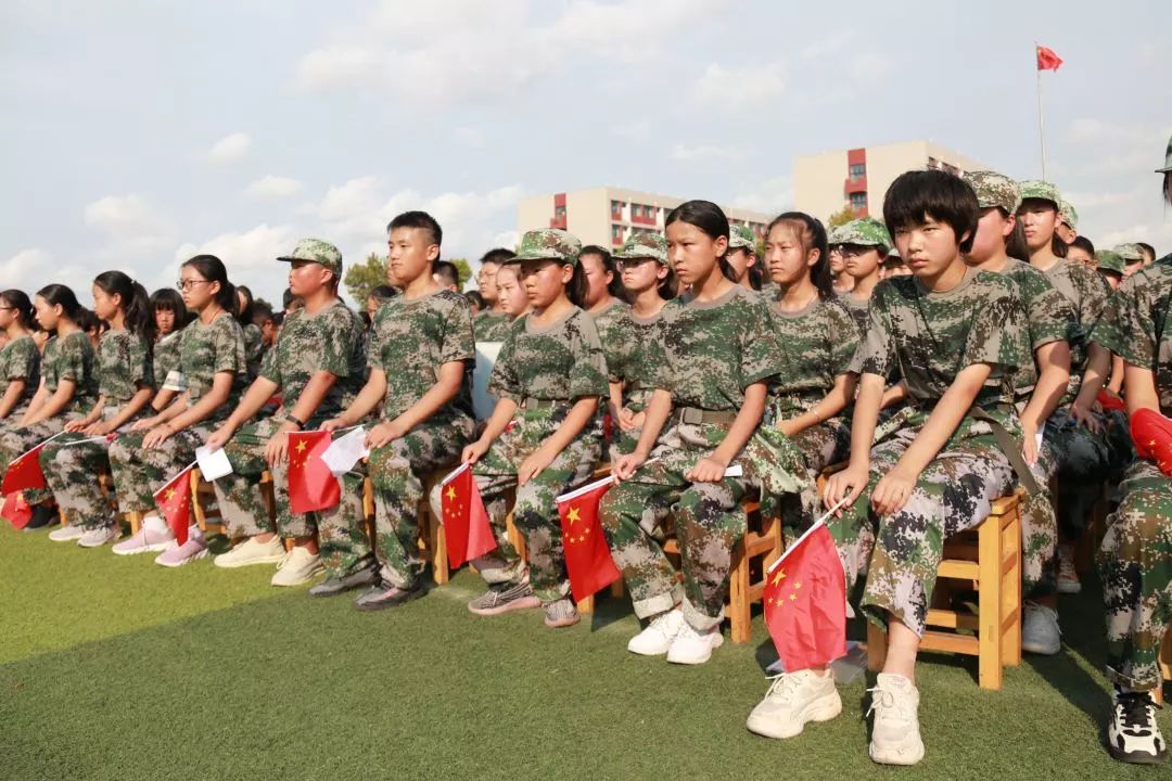 教育动态华杰实验学校以开学典礼之名燃学子爱国之情